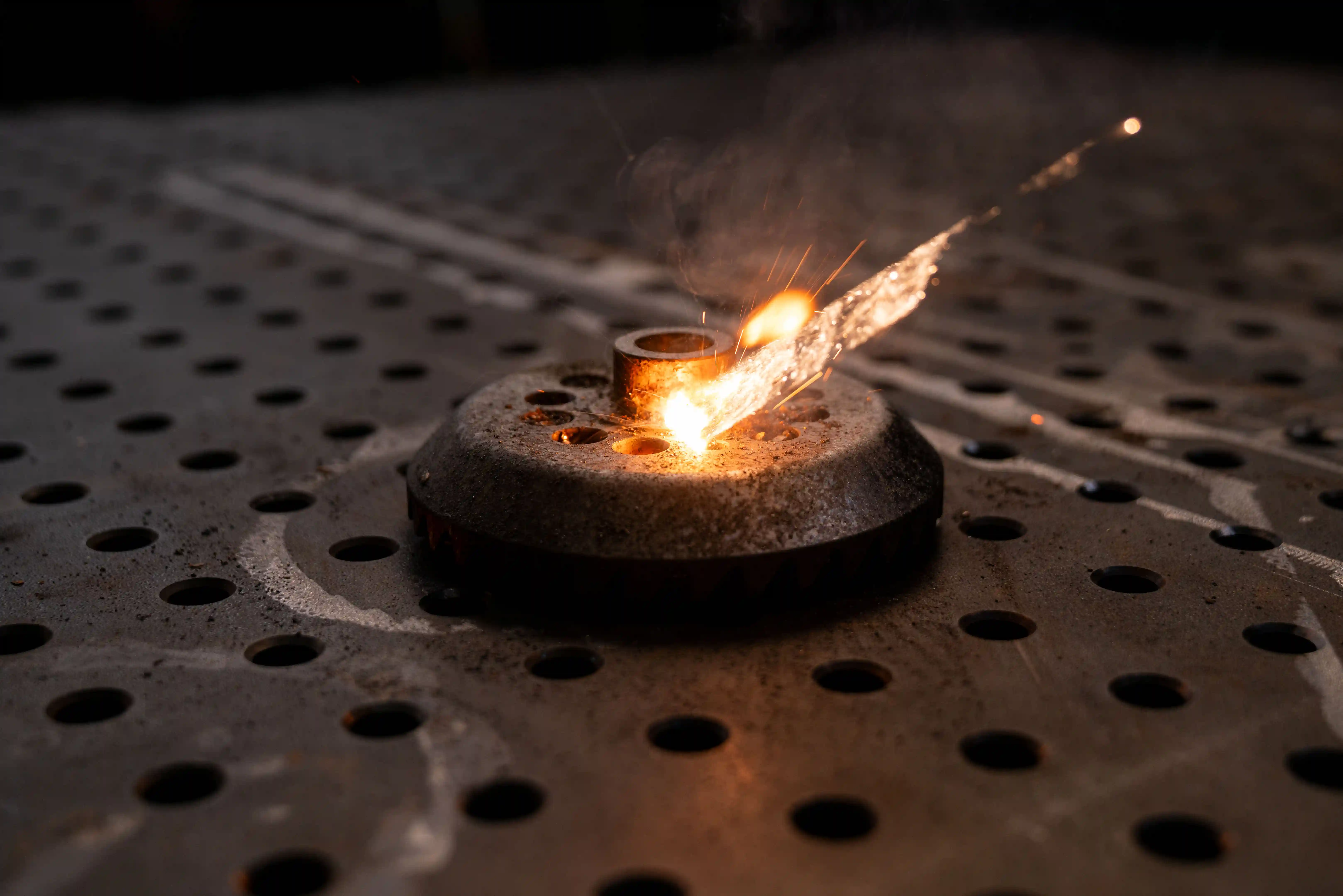 Limpieza láser industrial — pieza metálica con óxido eliminándose con haz láser